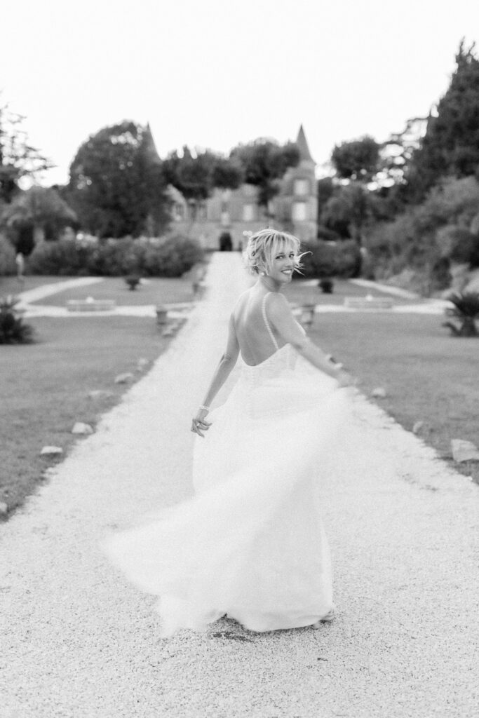 photo de la mariée en noir et blanc