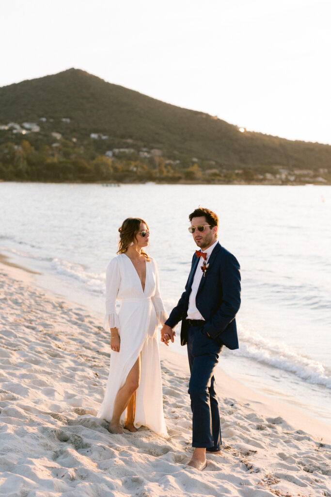photo de couple les pieds dans le sable