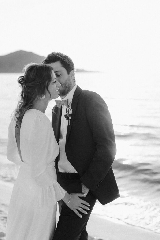 photo de couple en noir et blanc