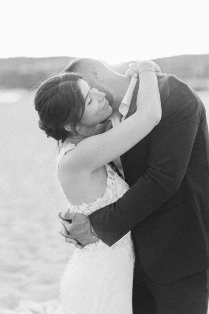 photo de couple en noir et blanc